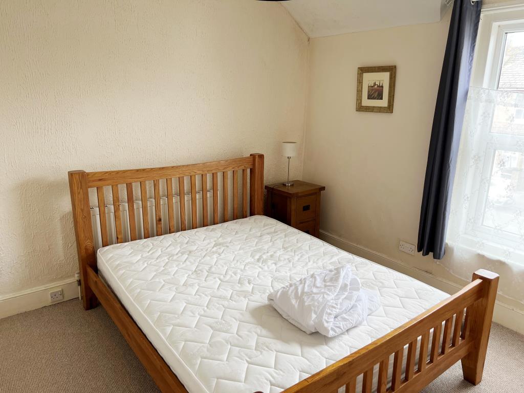 Lot: 111 - HOUSE FOR INVESTMENT OR OCCUPATION - Front Bedroom